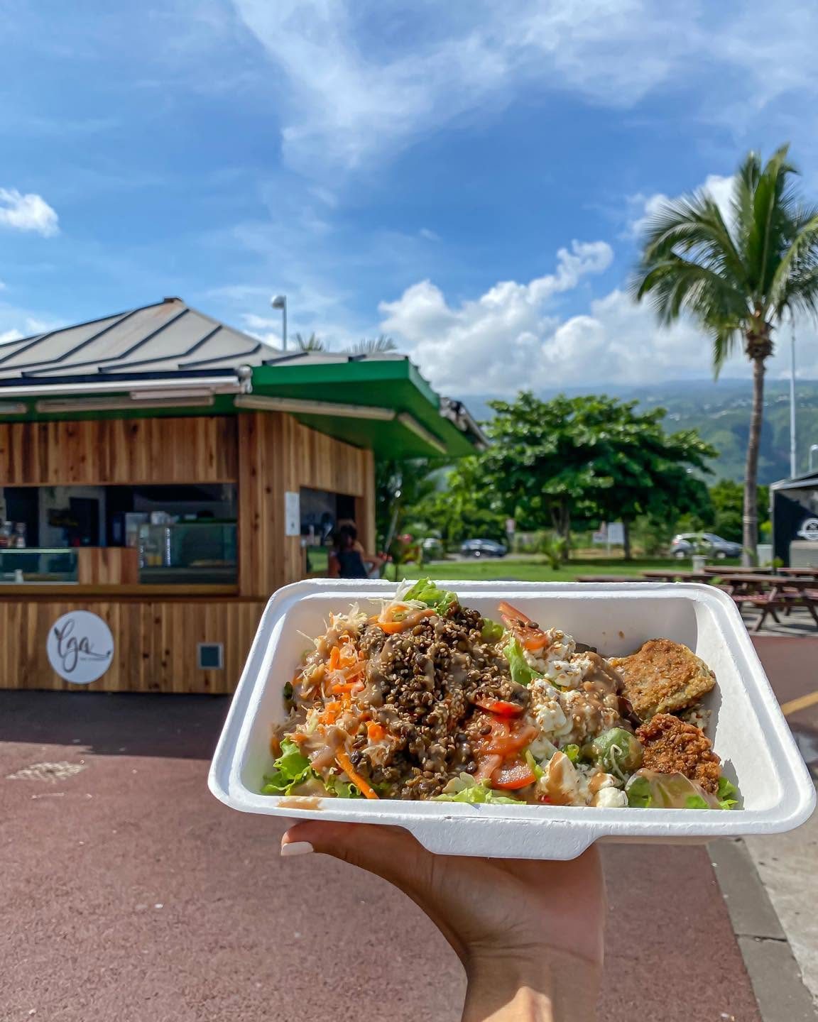 Une salade LGA tenue devant le kiosque en bois du Run Market